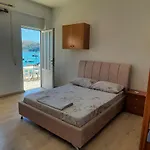 Hostel By The Sea *