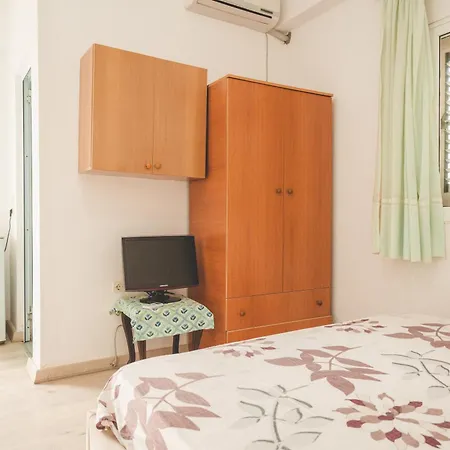 Hostel By The Sea *